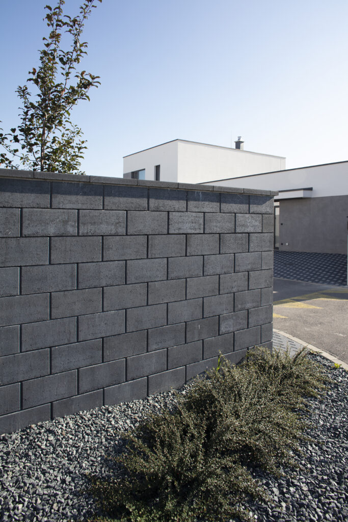 Boltari Gard Finisati - Sistemul de gard Preblock: o soluție inovatoare pentru împrejmuirea proprietății. Cu liniile clare, suprafața netedă și formele simple, acest sistem de gard oferă o notă de eleganță atrăgătoare și o soluție completă pentru consolidarea și susținerea pantelor și a terenului accidentat.