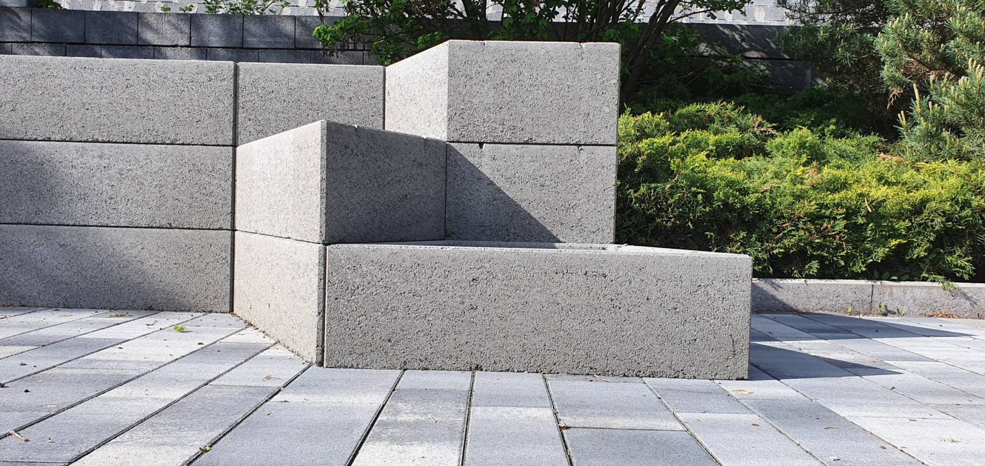 Descoperă jardinierele din beton Poliflor, o soluție de design care transformă spațiile urbane în oaze de verdeață. Aceste jardiniere sunt perfecte pentru amenajări generoase de spații verzi și pentru aducerea notei moderne a amenajărilor urbane.