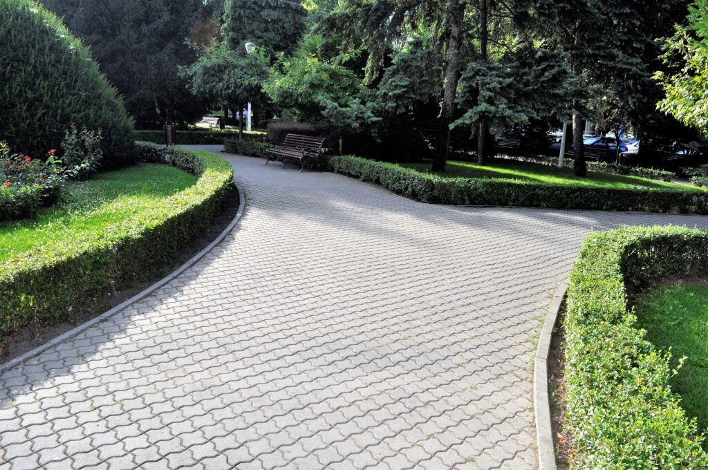 Pavaj Curte Uniloc o soluție clasică și funcțională pentru amenajări de spații. Forma specială a pavajului Uniloc îmbracă suprafețele amenajate cu un stil care va fi mereu actual.