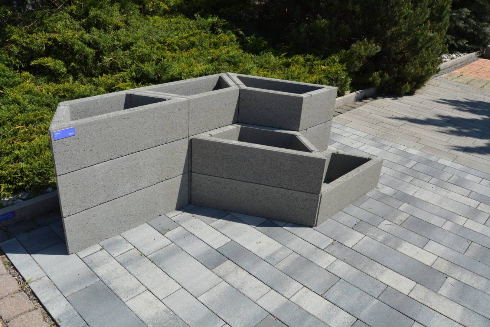 Jardiniere beton Poliflor: o soluție inovatoare pentru amenajarea spațiilor urbane. Aceste jardiniere combina natura cu funcționalitatea, oferind o soluție perfectă pentru ecologizarea pantelor și separarea optică a spațiilor.