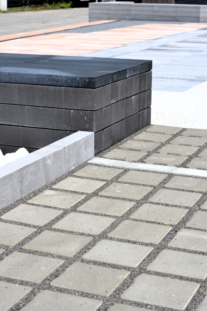 Descoperă pavaj curte Ekol, o soluție naturală și contemporană pentru amenajarea suprafețelor. Pavajul Ekol este perfect pentru parcări și alei, prin caracterul său minimalist ce oferă un fundal deosebit pentru arhitectura modernă.
