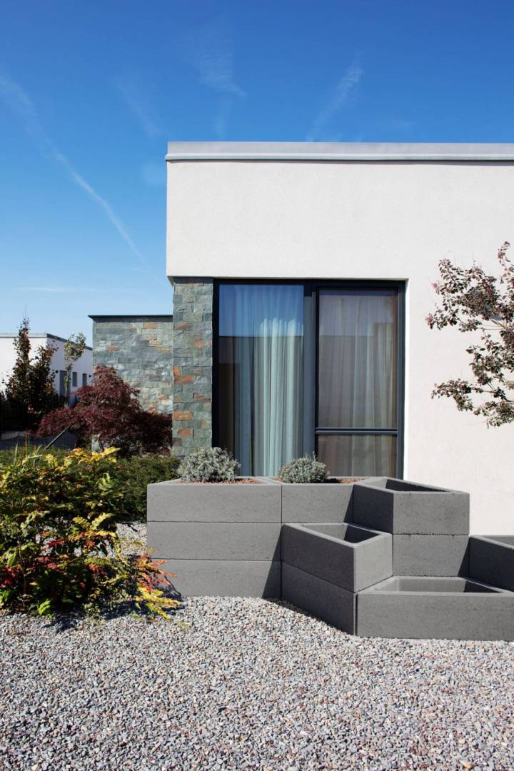 Jardiniere beton Poliflor: o soluție de design care îmbină estetica cu funcționalitatea. Aceste jardiniere sunt excelente pentru ecologizarea pantelor, pentru separarea optică a spațiilor și pentru construcția de bariere fonice.