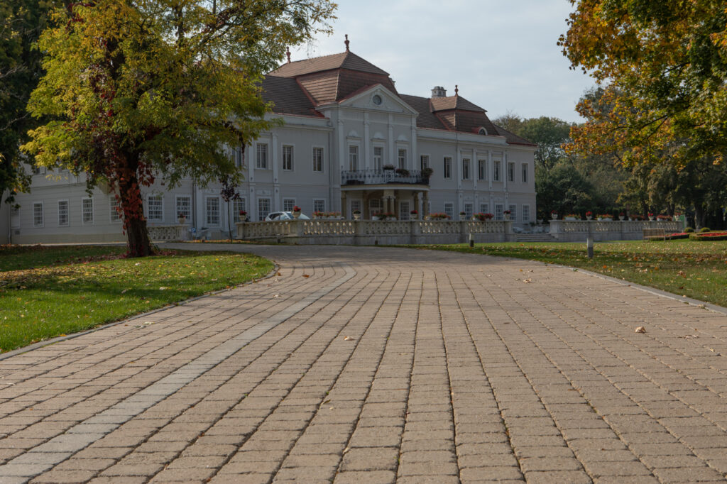 Proiect Pavaj Curte Granum - Tomasov Kastiel -15 -o soluție perfectă pentru a îmbina cu farmec și stil atmosfera promenadelor de epocă cu efervescența vieții contemporane. Granum oferă o soluție boemă și rafinată pentru amenajări de spații.
