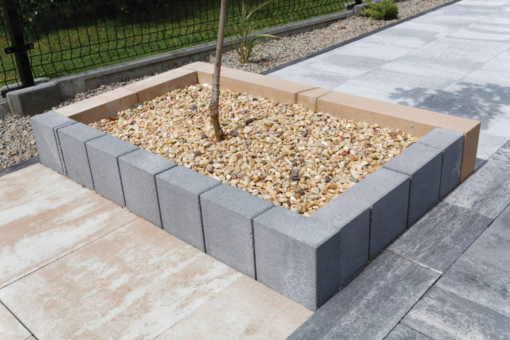 Descoperă palisadele Trent, o completare perfectă a proiectelor peisagistice moderne. Aceste palisadele se potrivesc armonios cu orice suprafață pavată, adăugând o notă de eleganță amenajării exterioare.