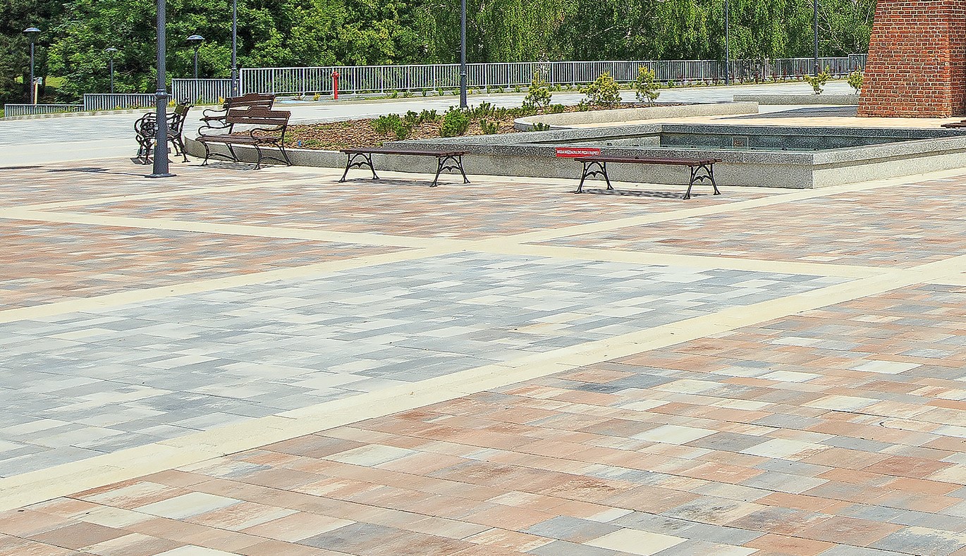 Pavajul Urbanika: o soluție de design cald și modern pentru amenajări publice. Spațiile publice amenajate cu Urbanika beneficiază de un aspect vizual plăcut și denotă stil și rafinament în ochii trecătorilor.