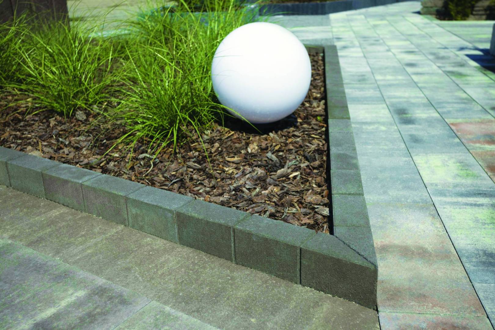 Palisadele Trent: o soluție de delimitare cu stil și funcționalitate. Aceste palisadele sunt proiectate pentru a oferi un aspect vizual plăcut și pentru a delimita suprafețele într-un mod eficient.