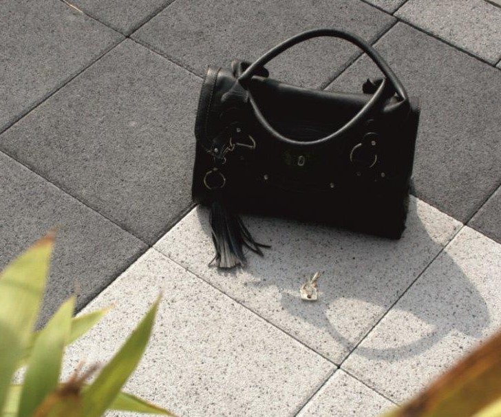 Pavele Curte Aquaflair: o soluție de design exterior care combină modernitatea cu eleganța și funcționalitatea. Cu trei nuanțe discrete și naturale, acest pavaj oferă o soluție perfectă pentru a-ți înnobila curtea și a crea un ambient relaxant și familiar.