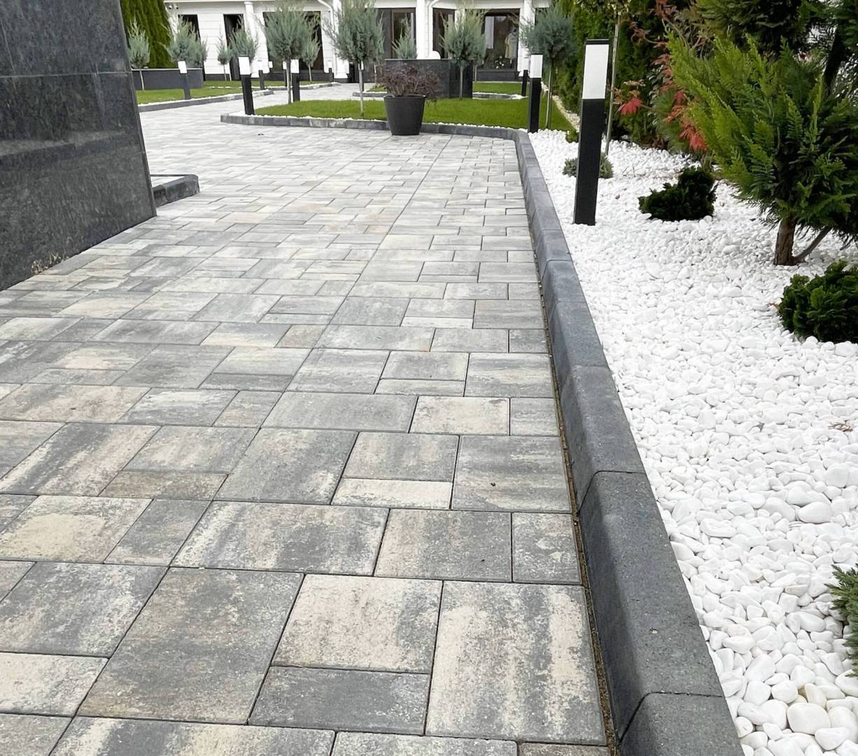 Borduri rezidențiale de beton - estetică și funcționalitate pentru amenajările exterioare