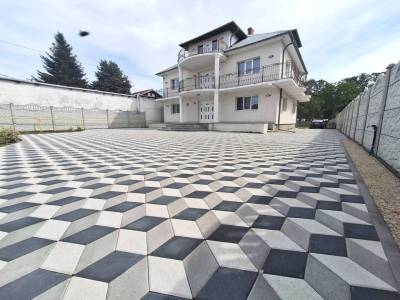 Amenajare exterioara curte cu pavaj Relief Alb, Gri, Antracit